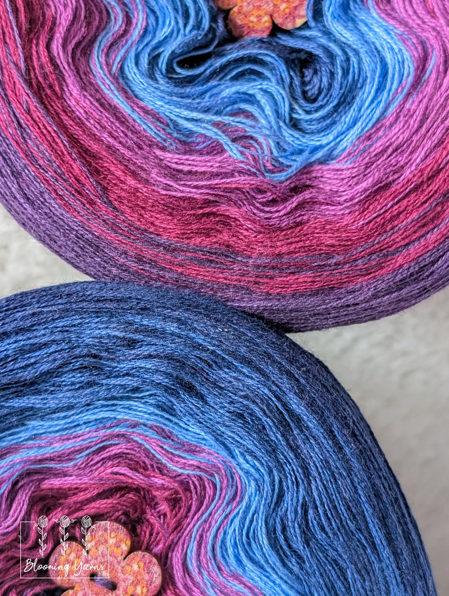 Gradient ombre yarn cake colour combination "Aconita"