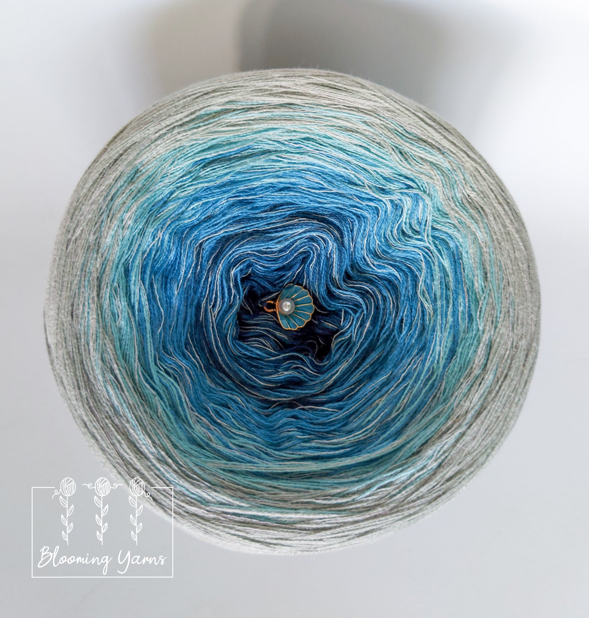 Gradient yarn cake, colour combination CM137 – Blooming Yarns by KW