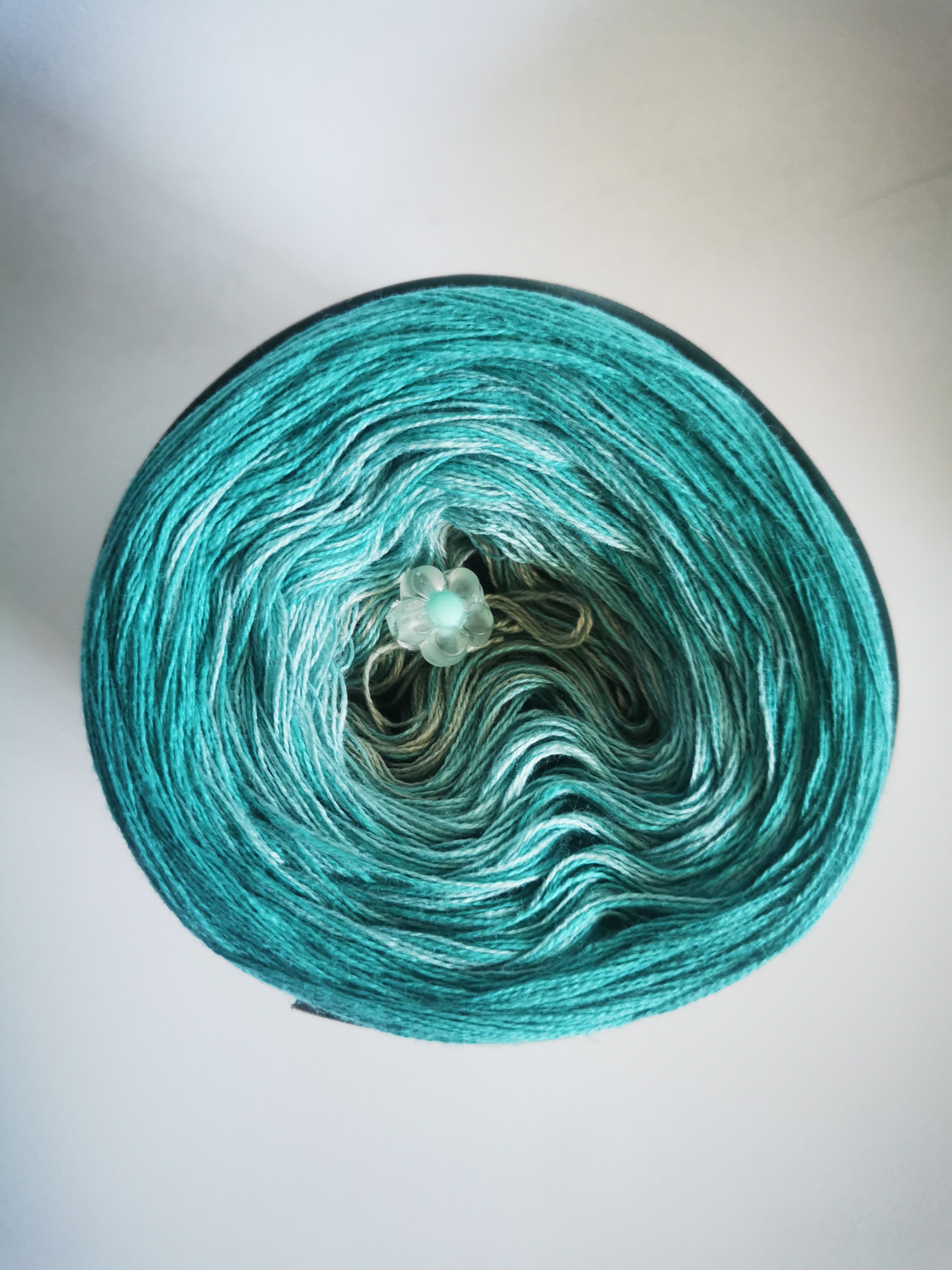 Gradient yarn cake, colour combination CM137 – Blooming Yarns by KW