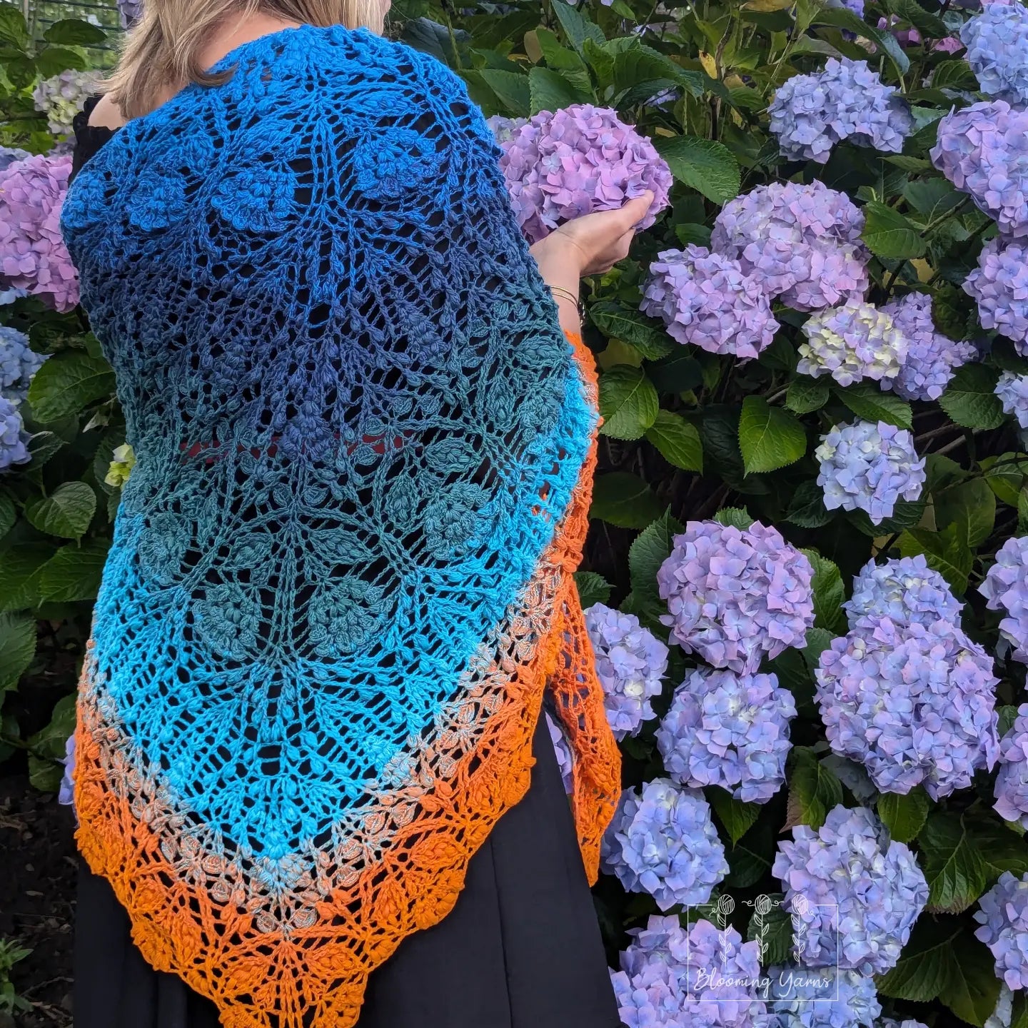 "Blue Macaw parrot" gradient ombre yarn cake