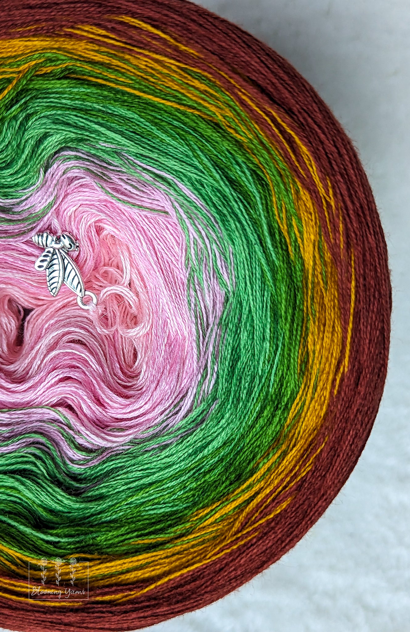 Tort z gradientowej włóczki ombre „Rose Bushs” stworzony przez Ancy-Fancy