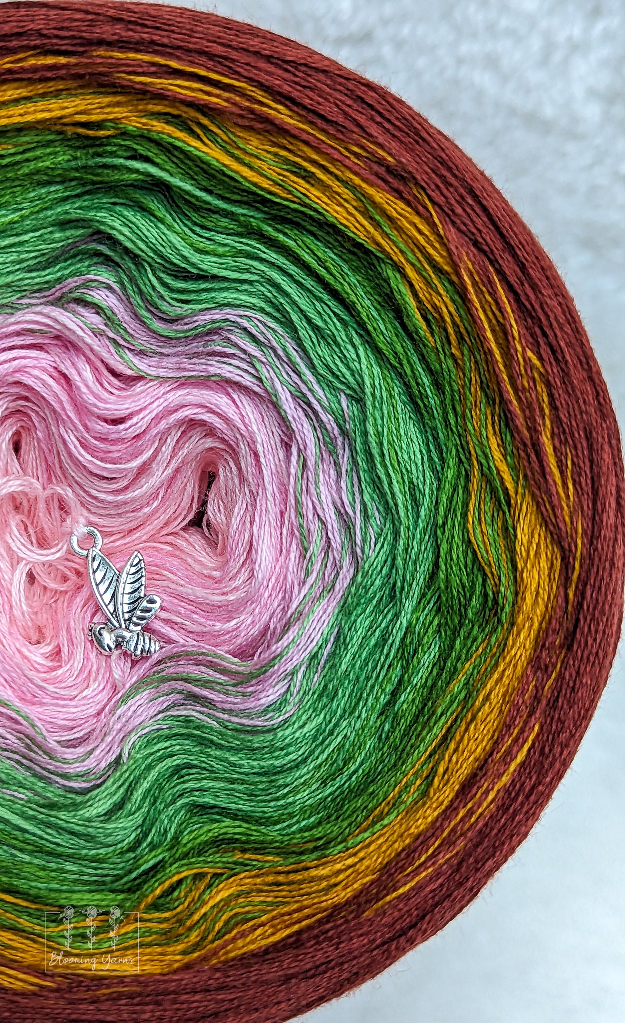 Tort z gradientowej włóczki ombre „Rose Bushs” stworzony przez Ancy-Fancy