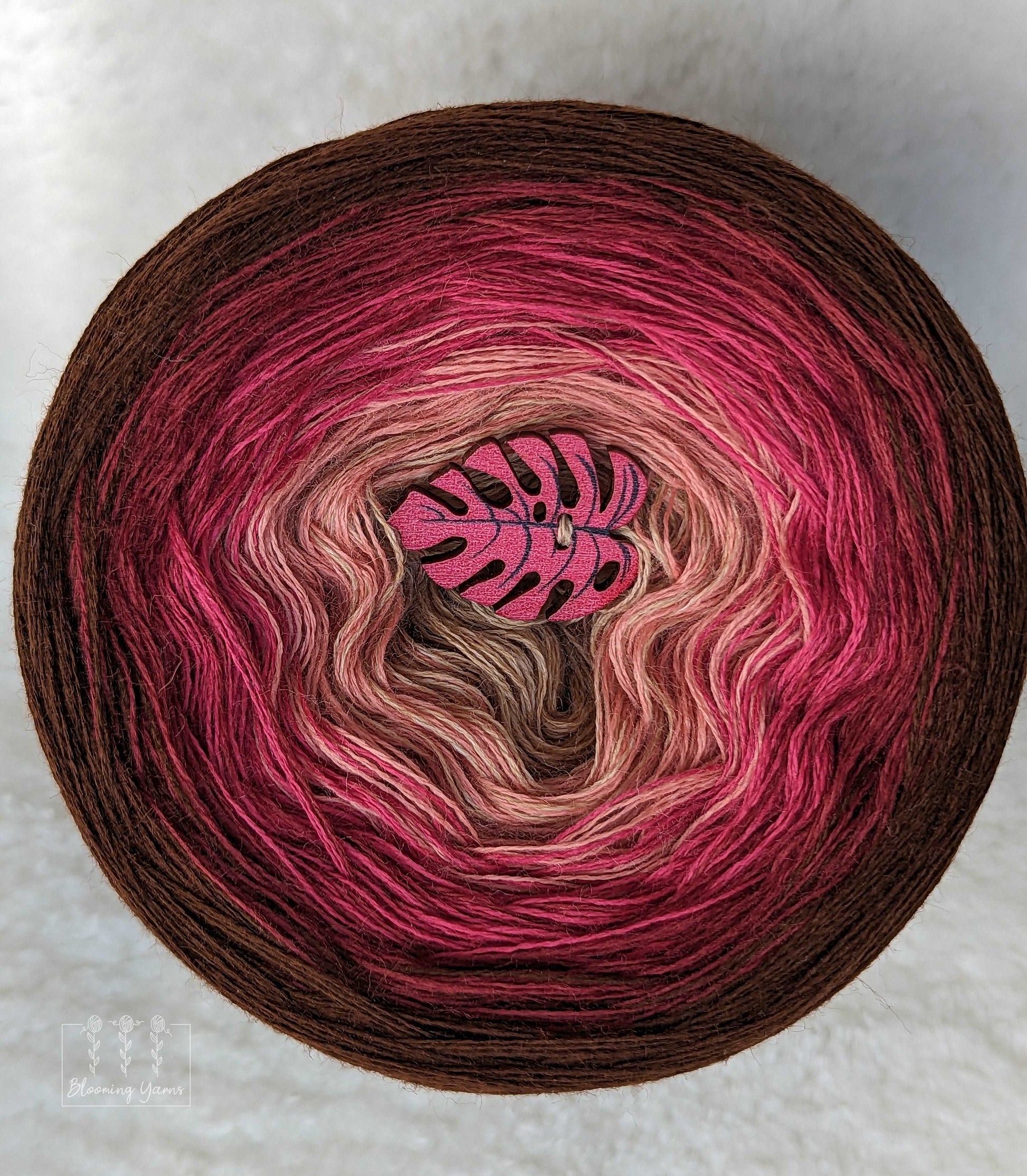 Gradient yarn cake, colour combination M050