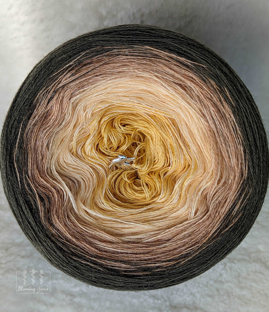 Gradient yarn cake, colour combination M049