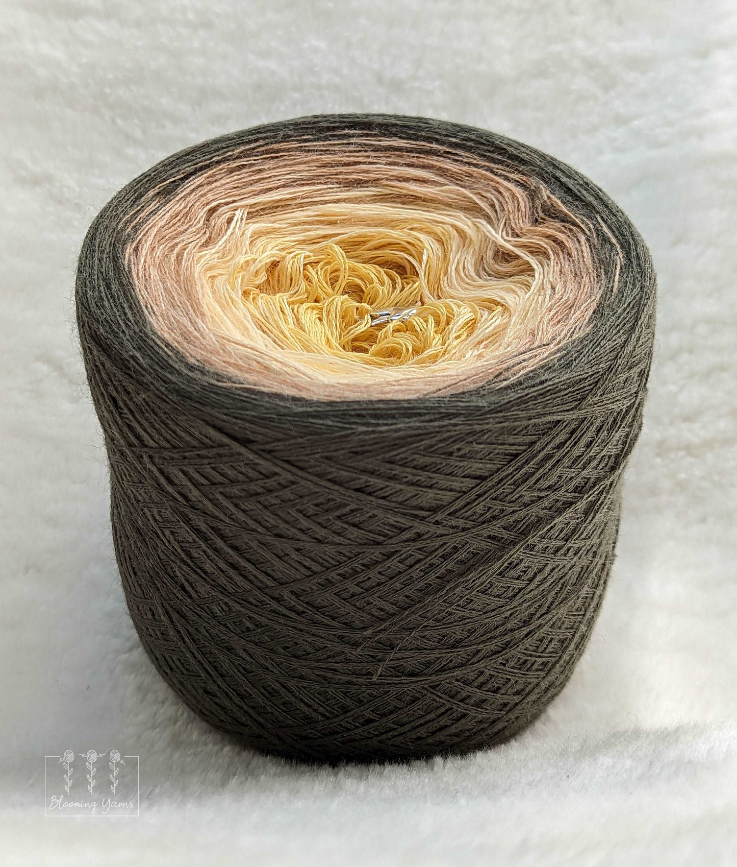 Gradient yarn cake, colour combination M049