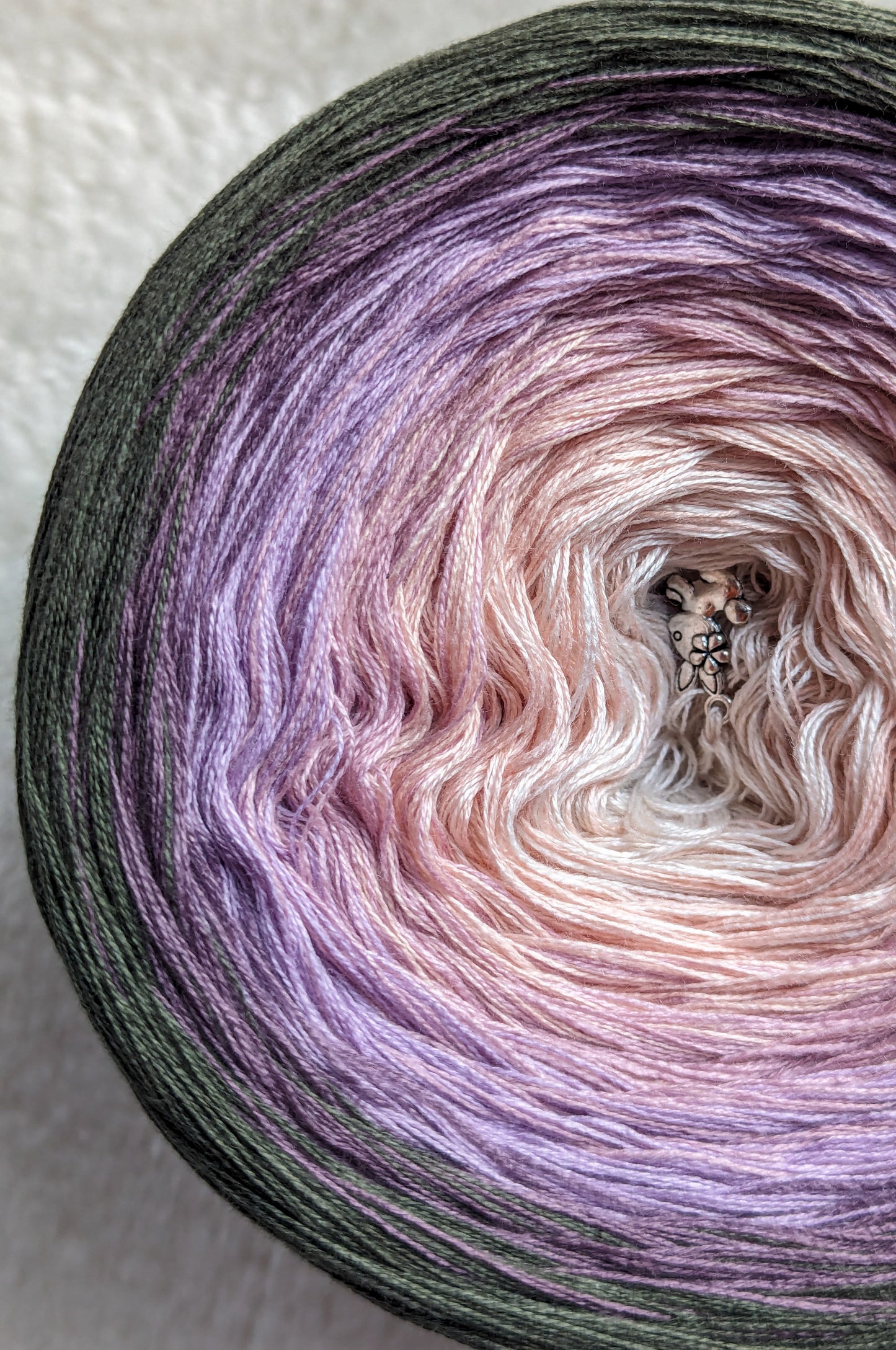 "Vintage Peonies" cotton/acrylic ombre yarn cake, 325g, about 1200m, 4ply, smoothie style