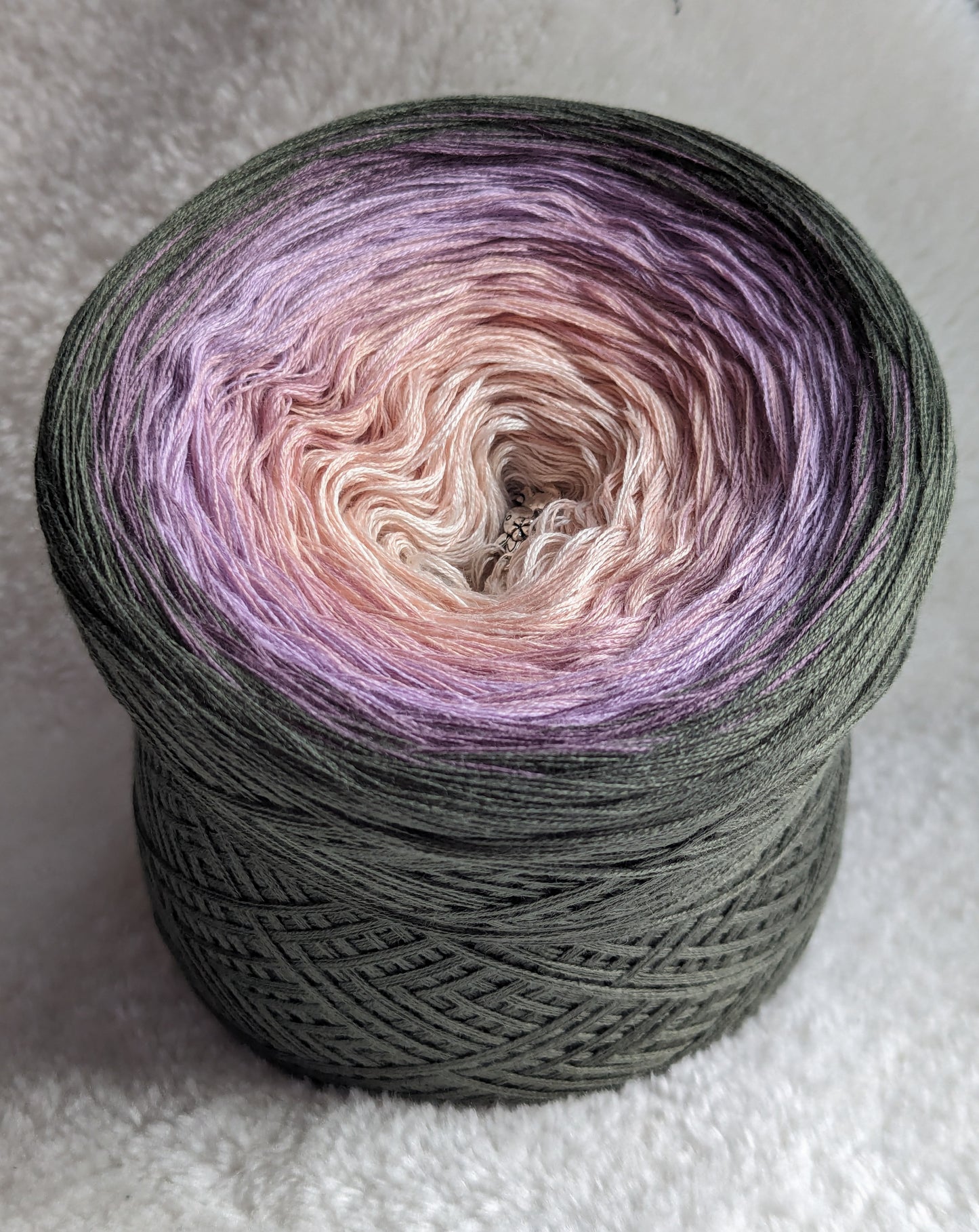 "Vintage Peonies" cotton/acrylic ombre yarn cake, 325g, about 1200m, 4ply, smoothie style