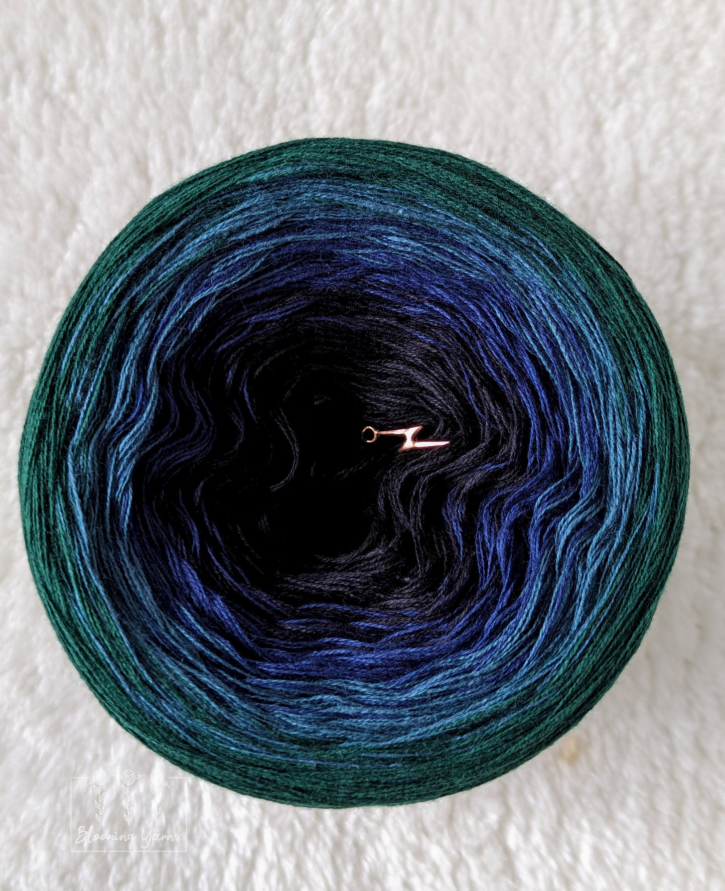 "Magpie I" gradient ombre yarn cake