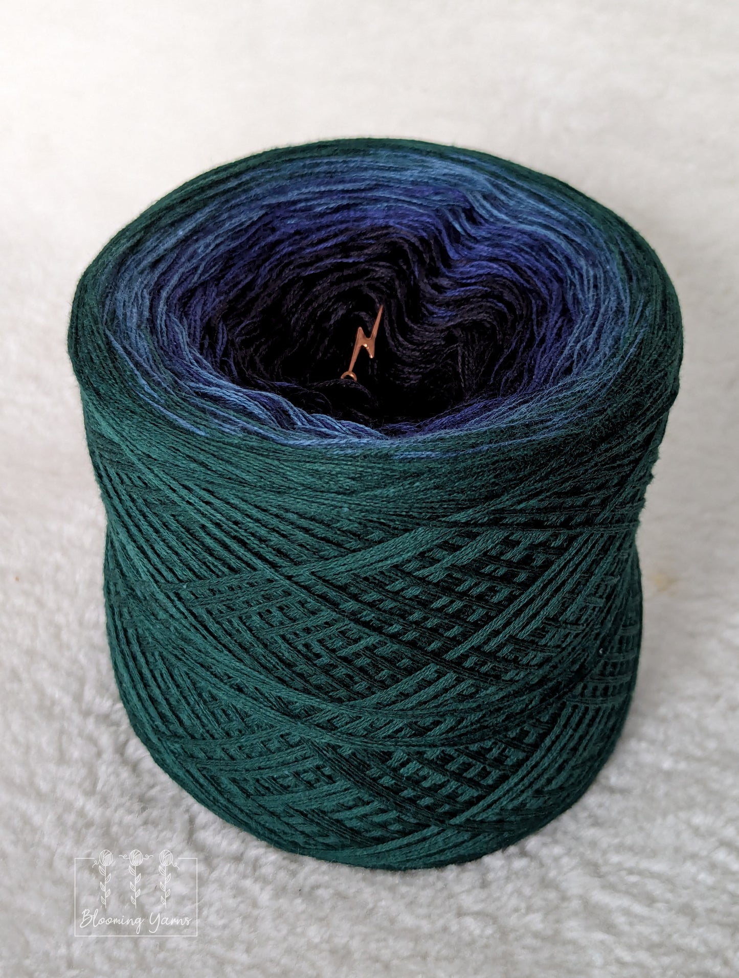 "Magpie I" gradient ombre yarn cake