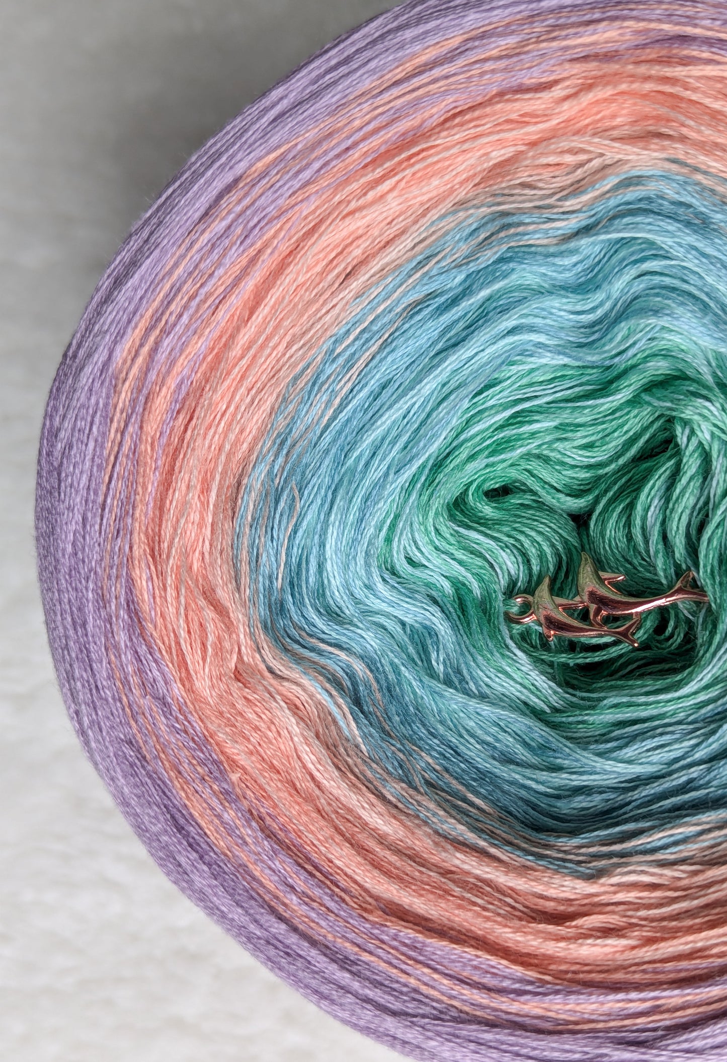 "Indian Roller" gradient ombre yarn cake