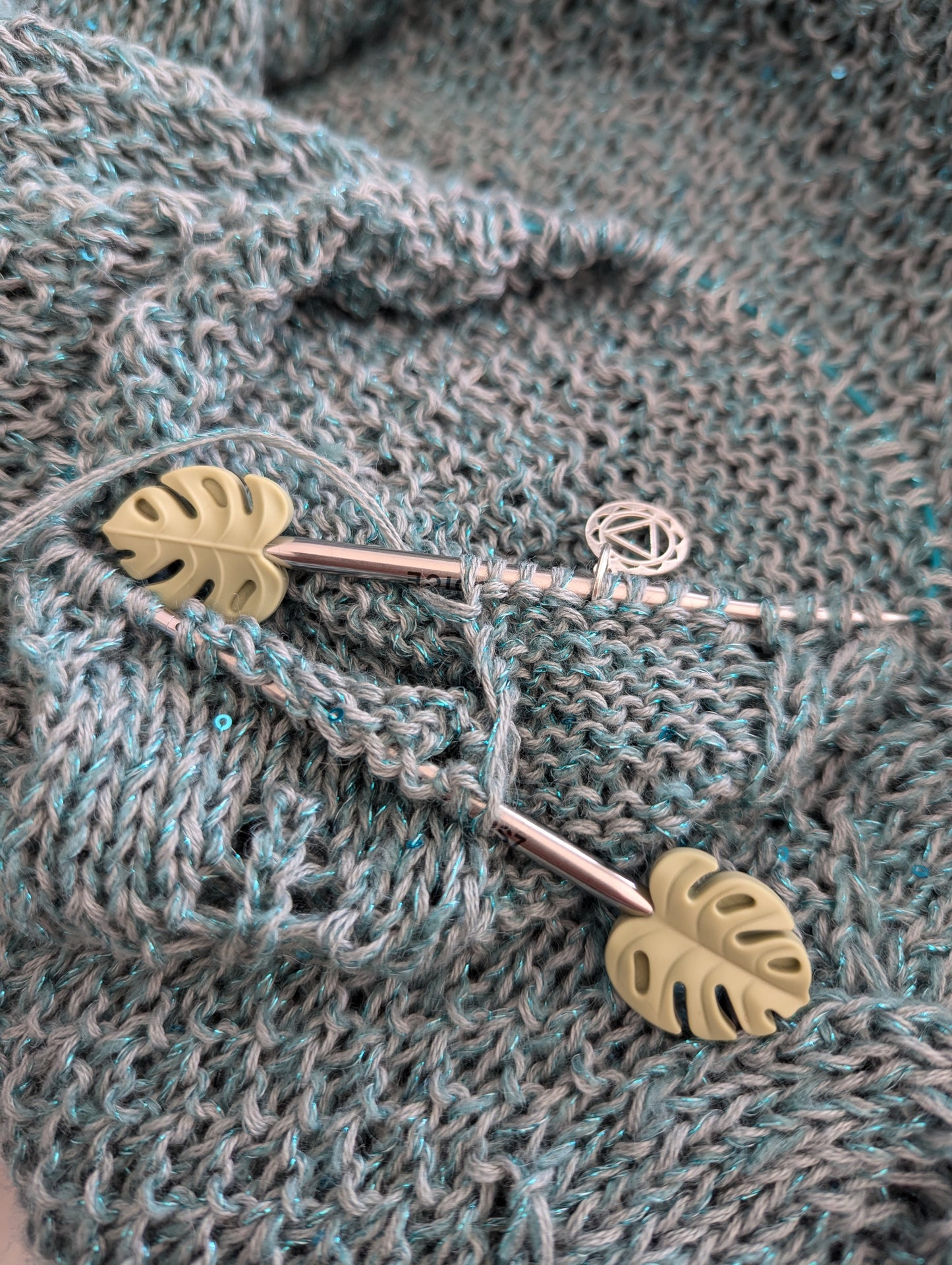 Pair of knitting needles stoppers