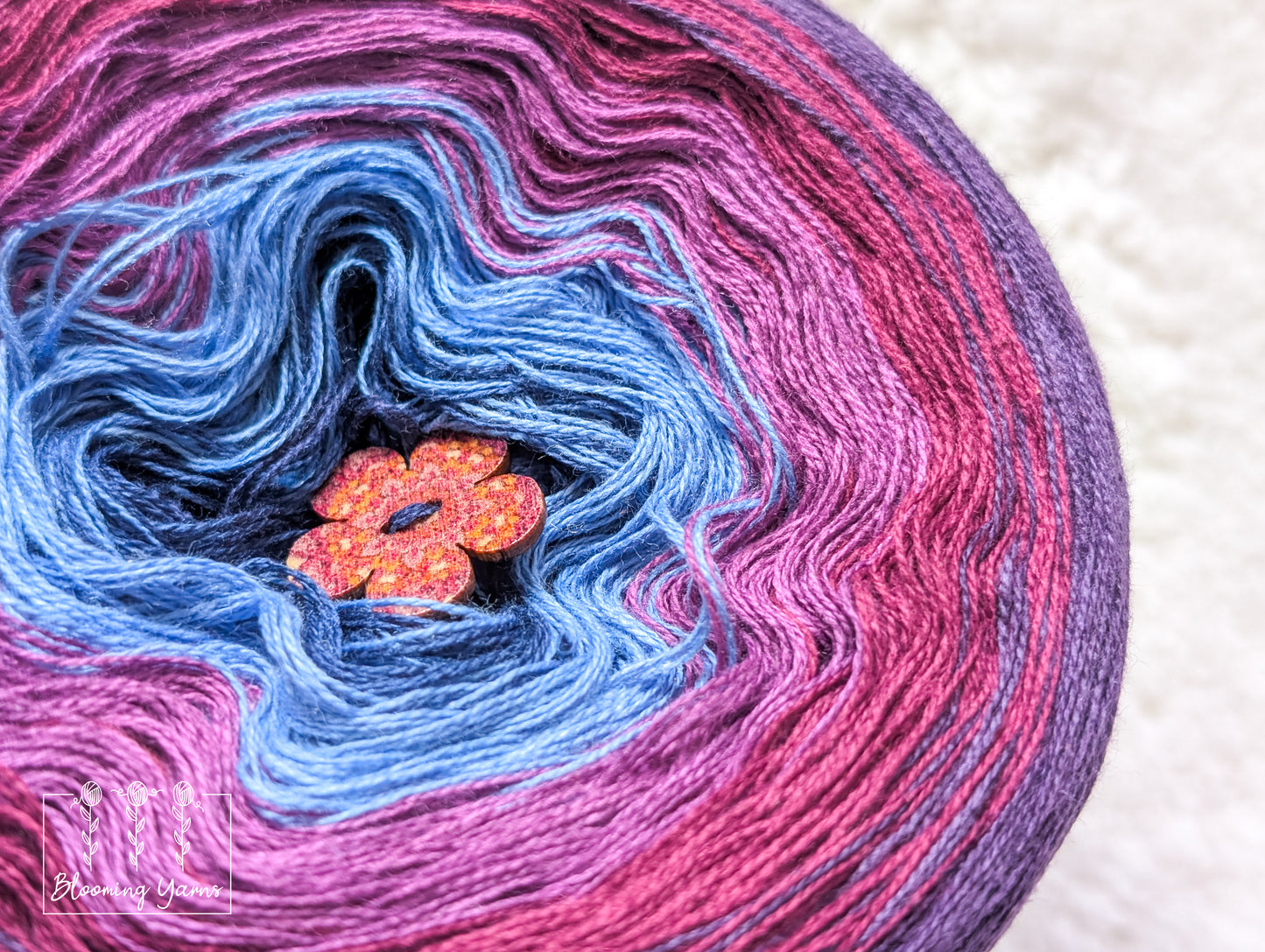 Gradient ombre yarn cake colour combination "Aconita"