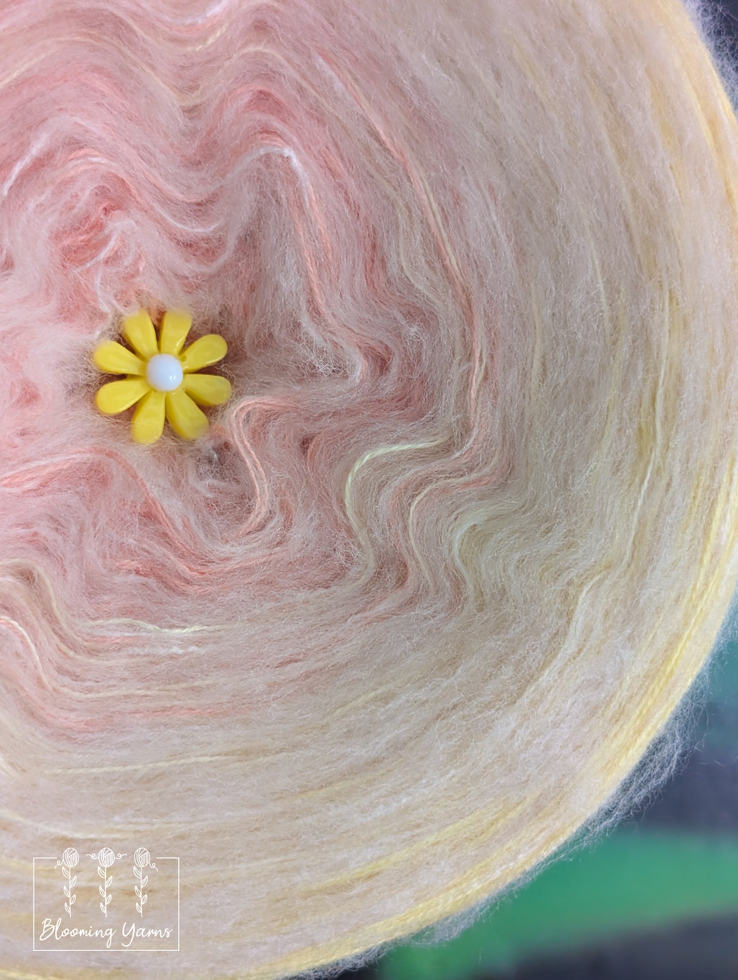 Fluffy ombre yarn cake FC033