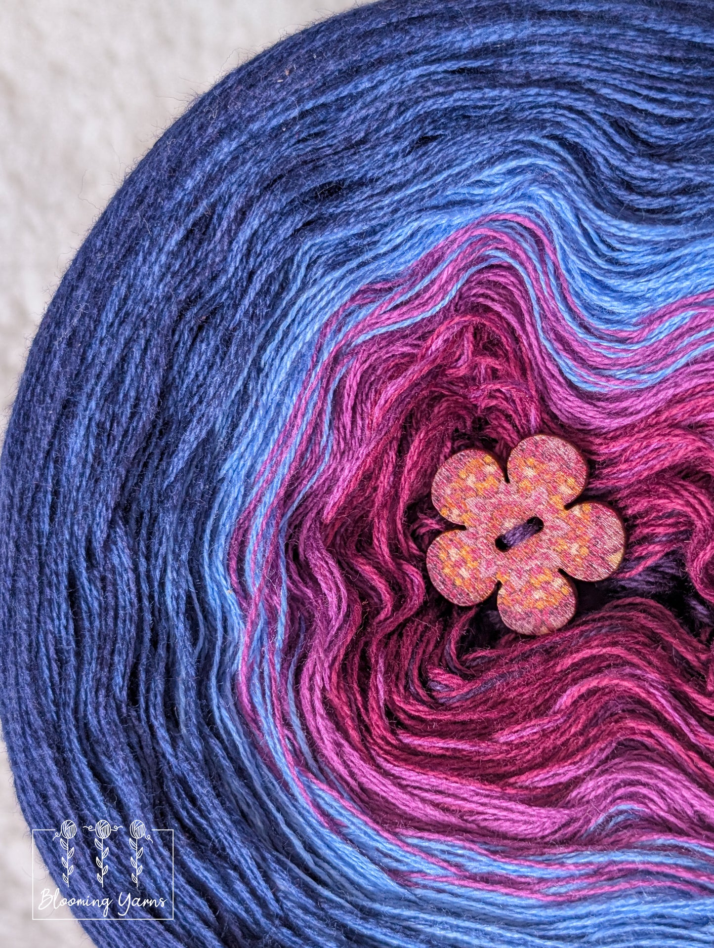 Gradient ombre yarn cake colour combination "Aconita"