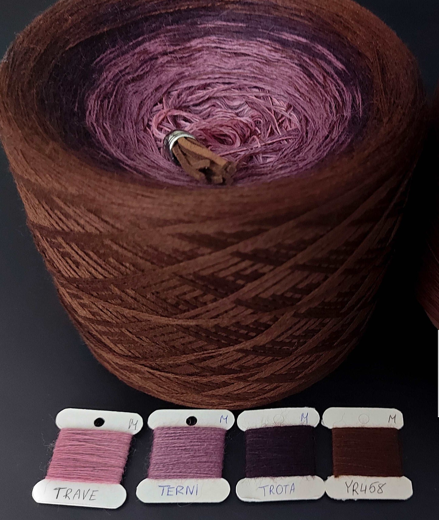 Gradient yarn cake, colour combination M018