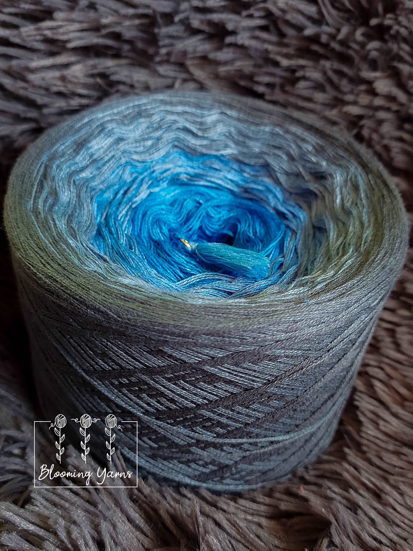 Gradient ombre yarn cake, colour combination C055