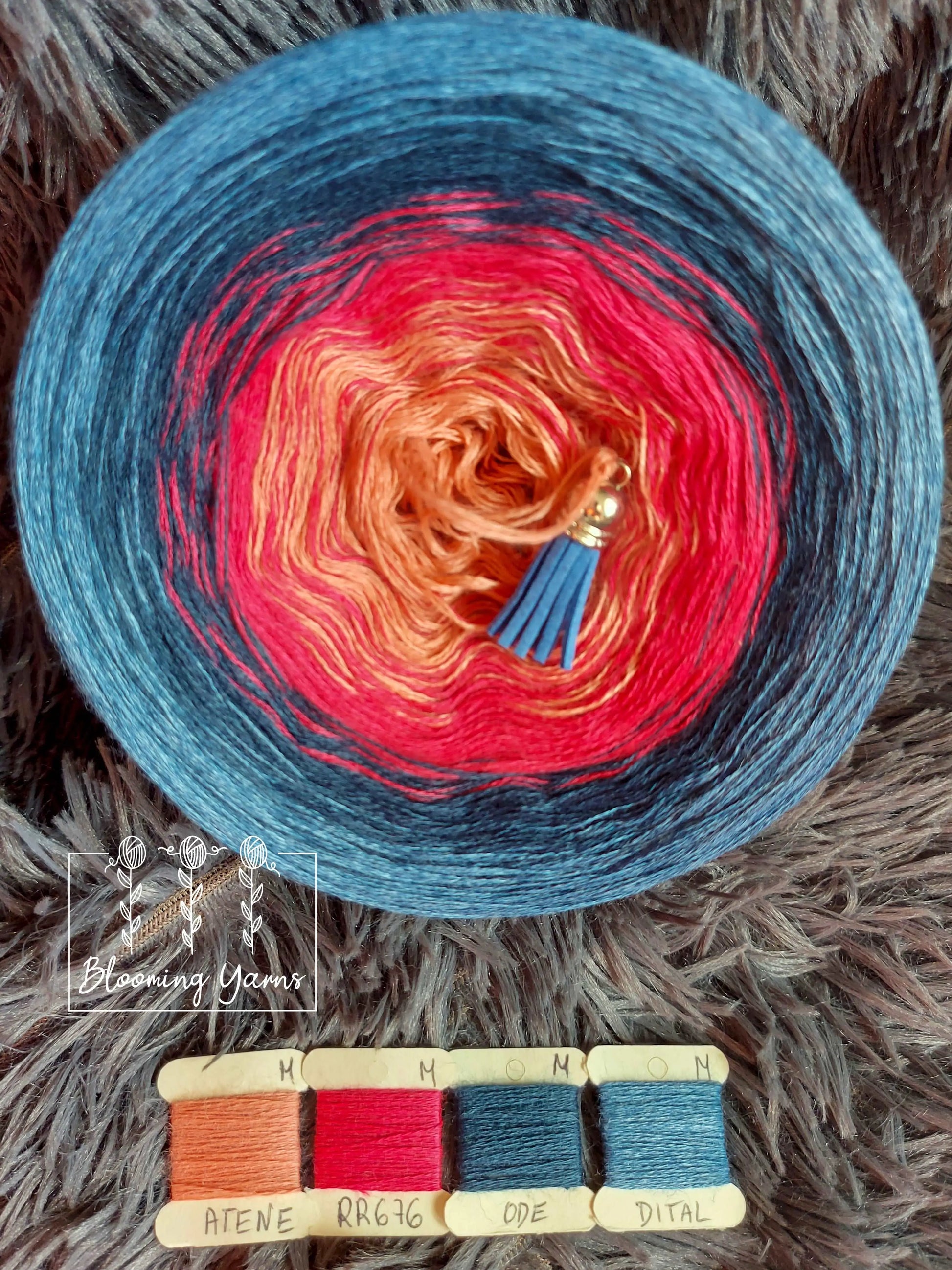 Gradient yarn cake, colour combination M011