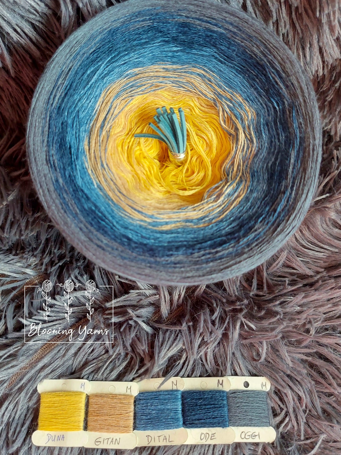 Gradient yarn cake, colour combination M010