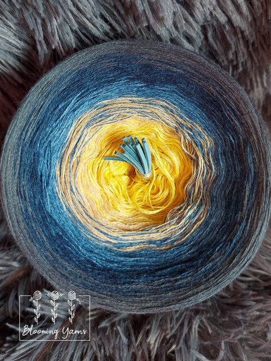 Gradient yarn cake, colour combination M010