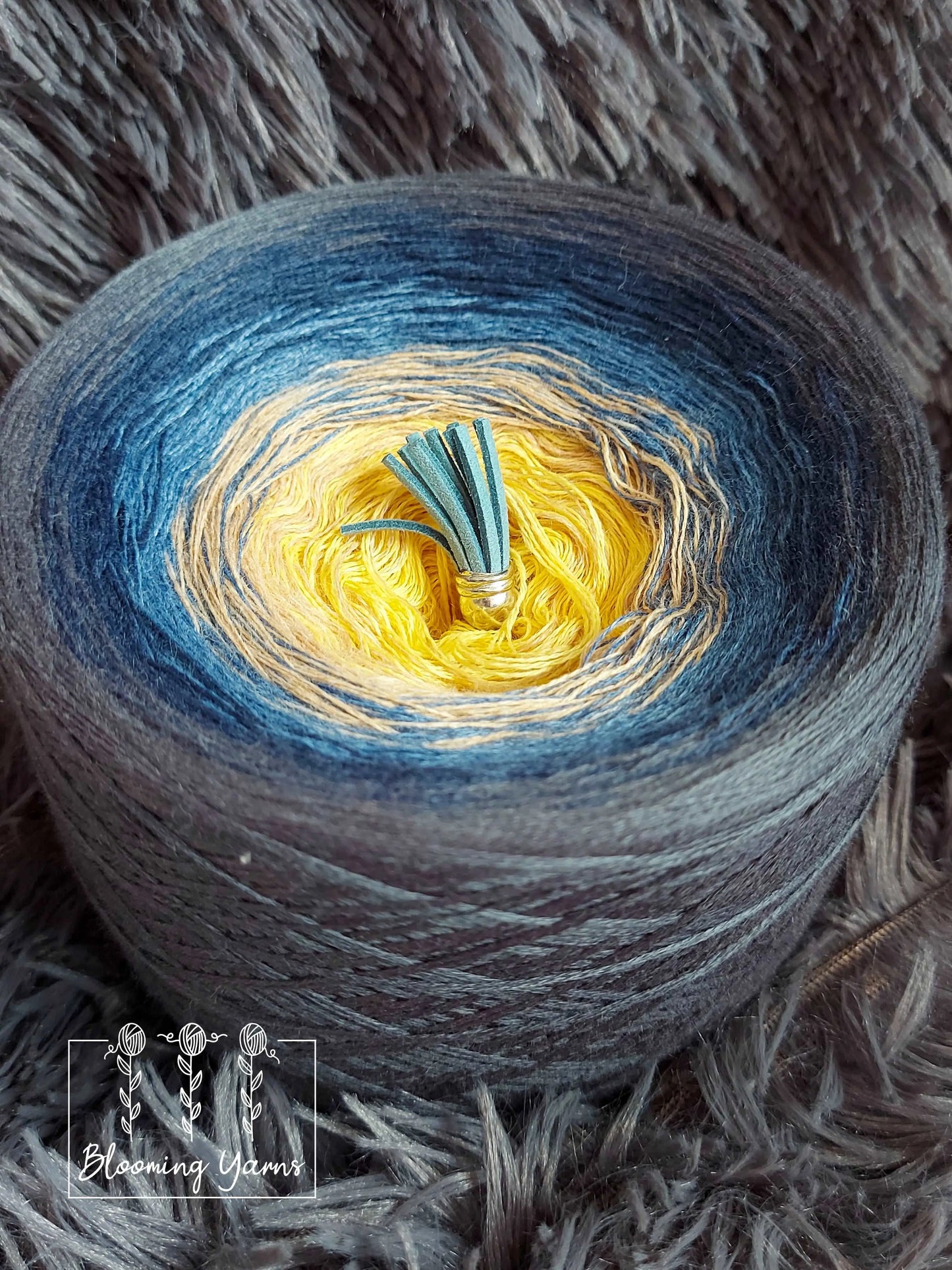 Gradient yarn cake, colour combination M010