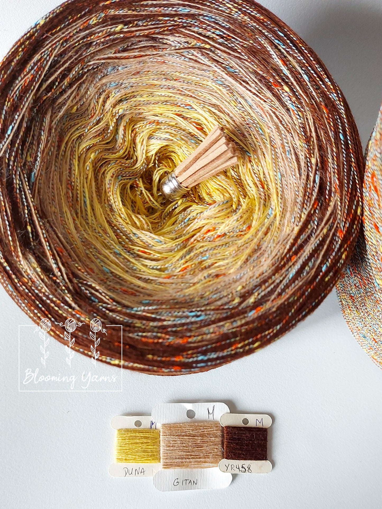 Gradient yarn cake, colour combination M031