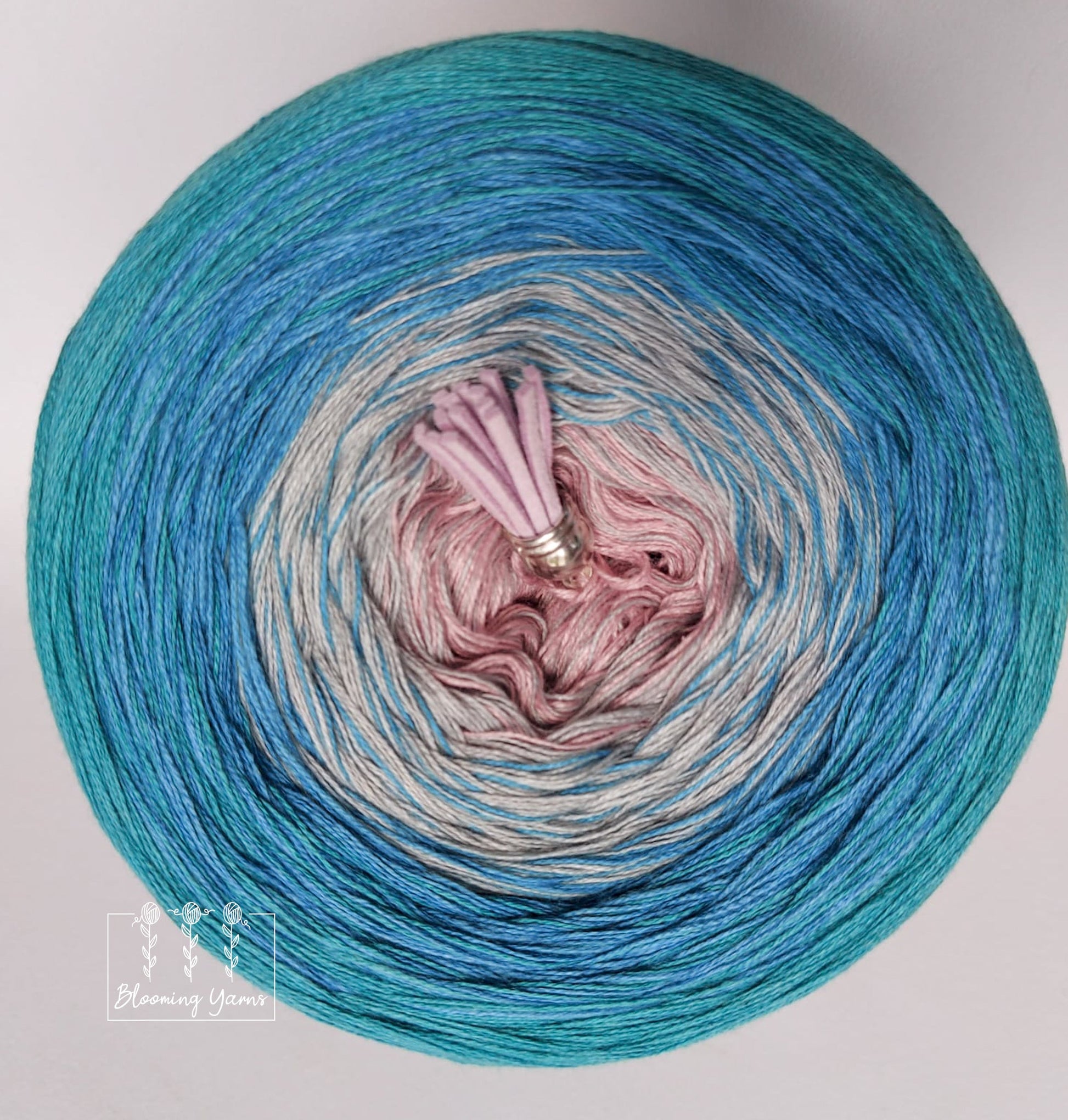 Gradient yarn cake, colour combination CM198 – Blooming Yarns by KW