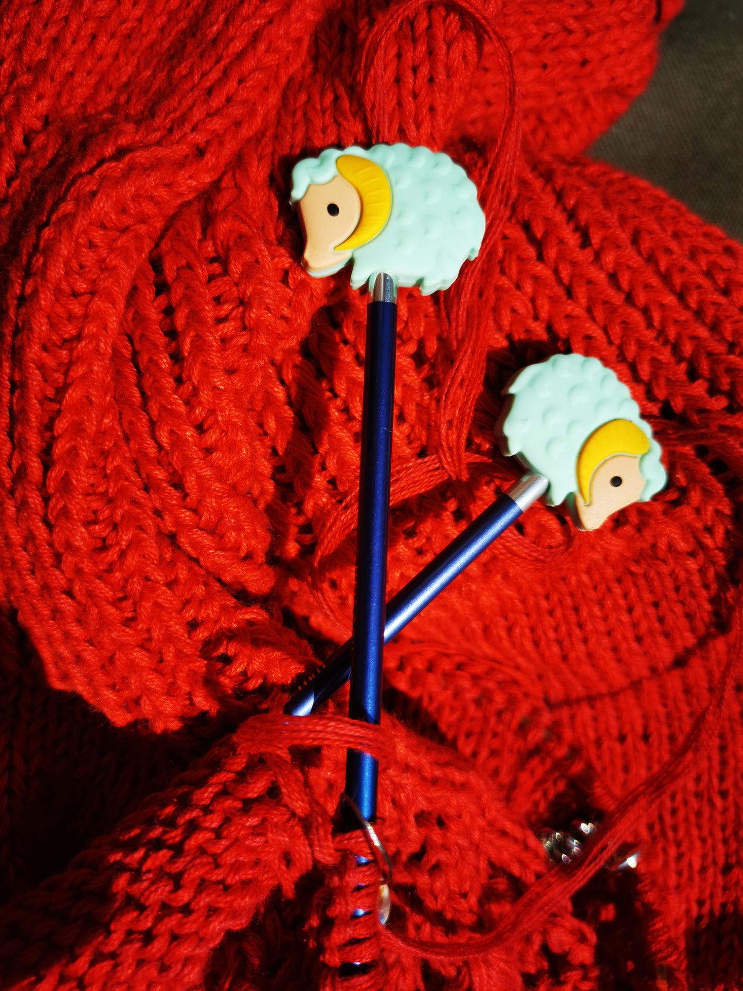 Pair of knitting needles stoppers