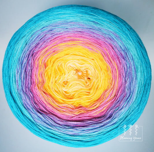 Torcik z włóczki gradientowej ombre, połączenie kolorów C146 autorstwa Maggie Raczkowskiej