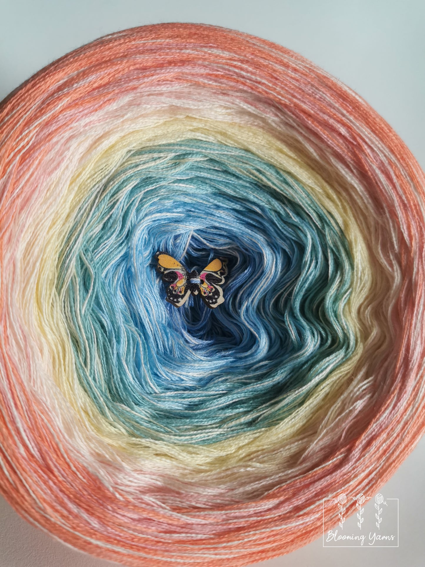Torcik z włóczki gradientowej ombre, kombinacja kolorów C160 stworzona przez Kamilę Toca
