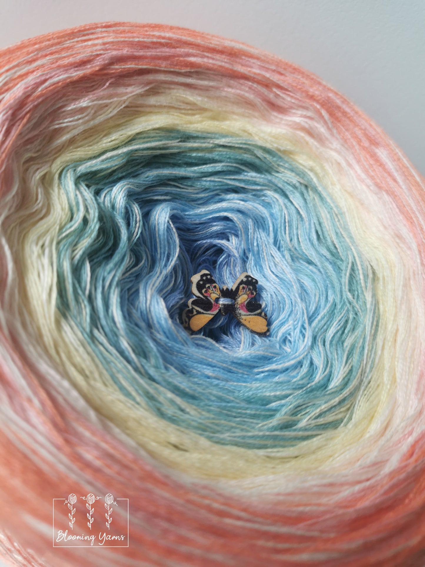 Torcik z włóczki gradientowej ombre, kombinacja kolorów C160 stworzona przez Kamilę Toca