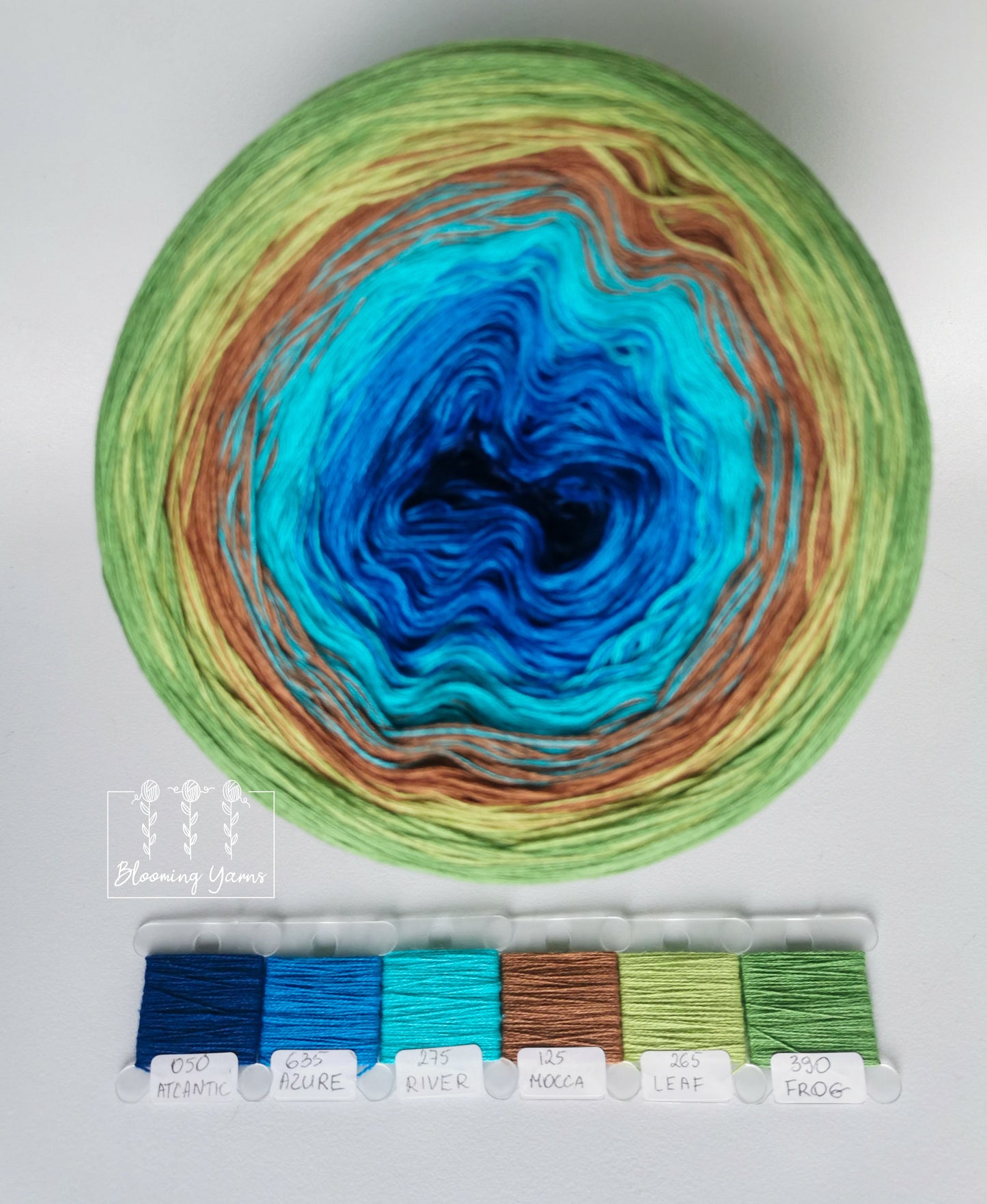 Torcik z włóczki gradientowej ombre, zestawienie kolorów C161 autorstwa Klaudii Kamieniorz