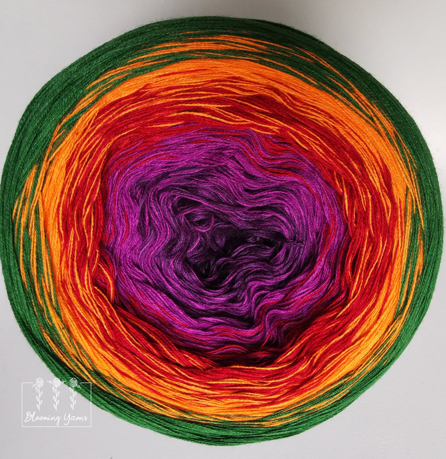 Torcik z włóczki gradientowej ombre, zestawienie kolorów C162 autorstwa Karoliny Isakiewicz 