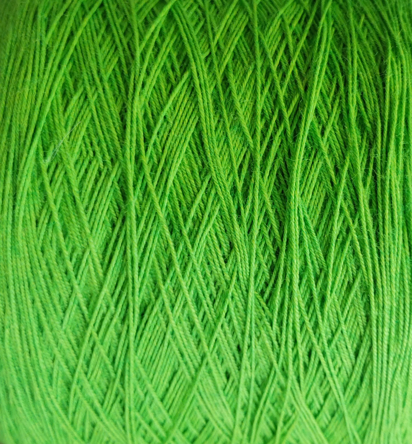 przędza z mieszanki wełny i nylonu w kolorze neonowej zieleni