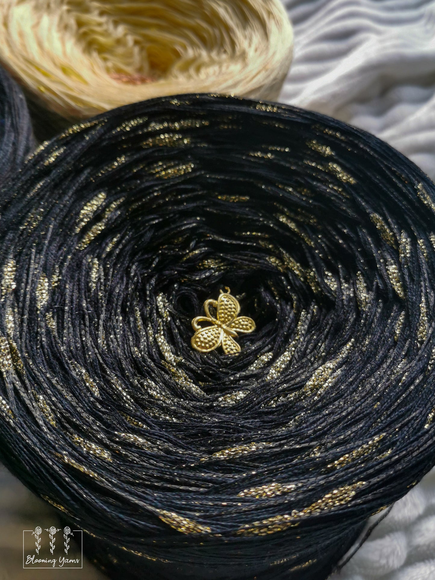 Yarn cake with gold glitter knots C189