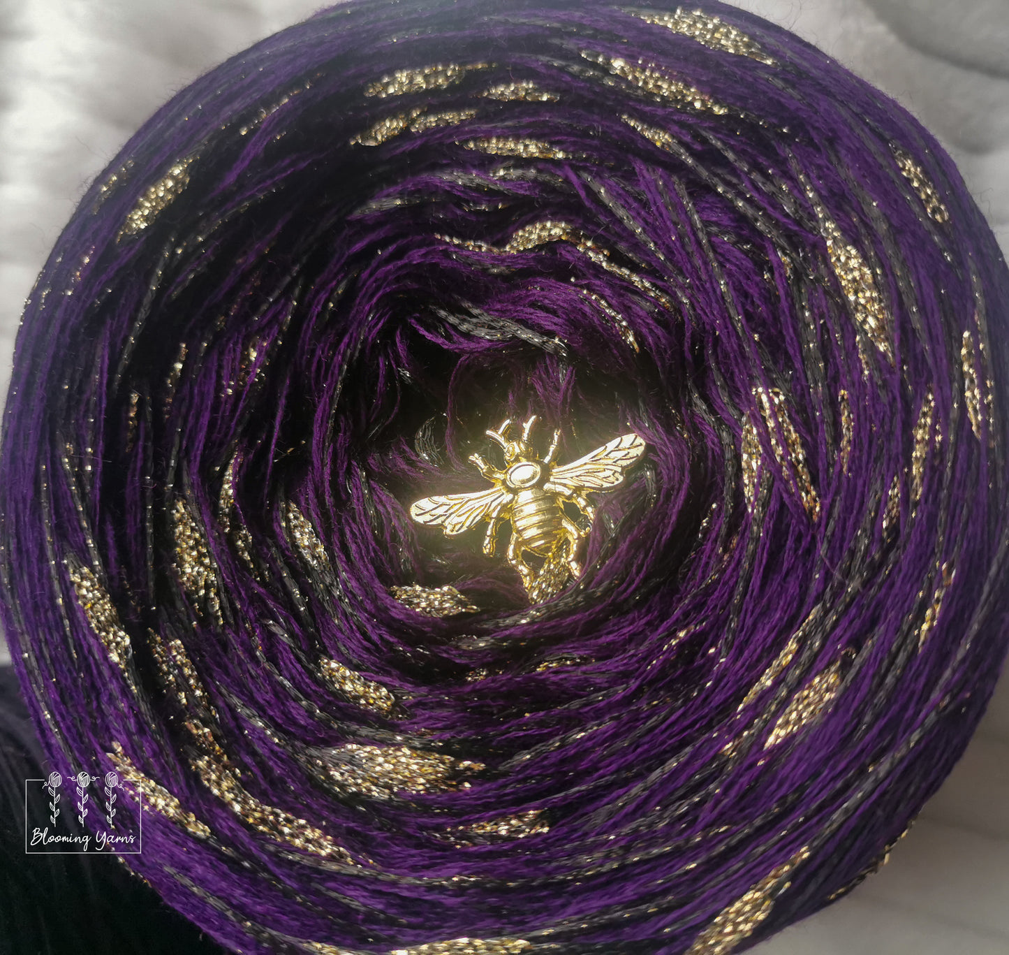 Yarn cake with gold glitter knots C189