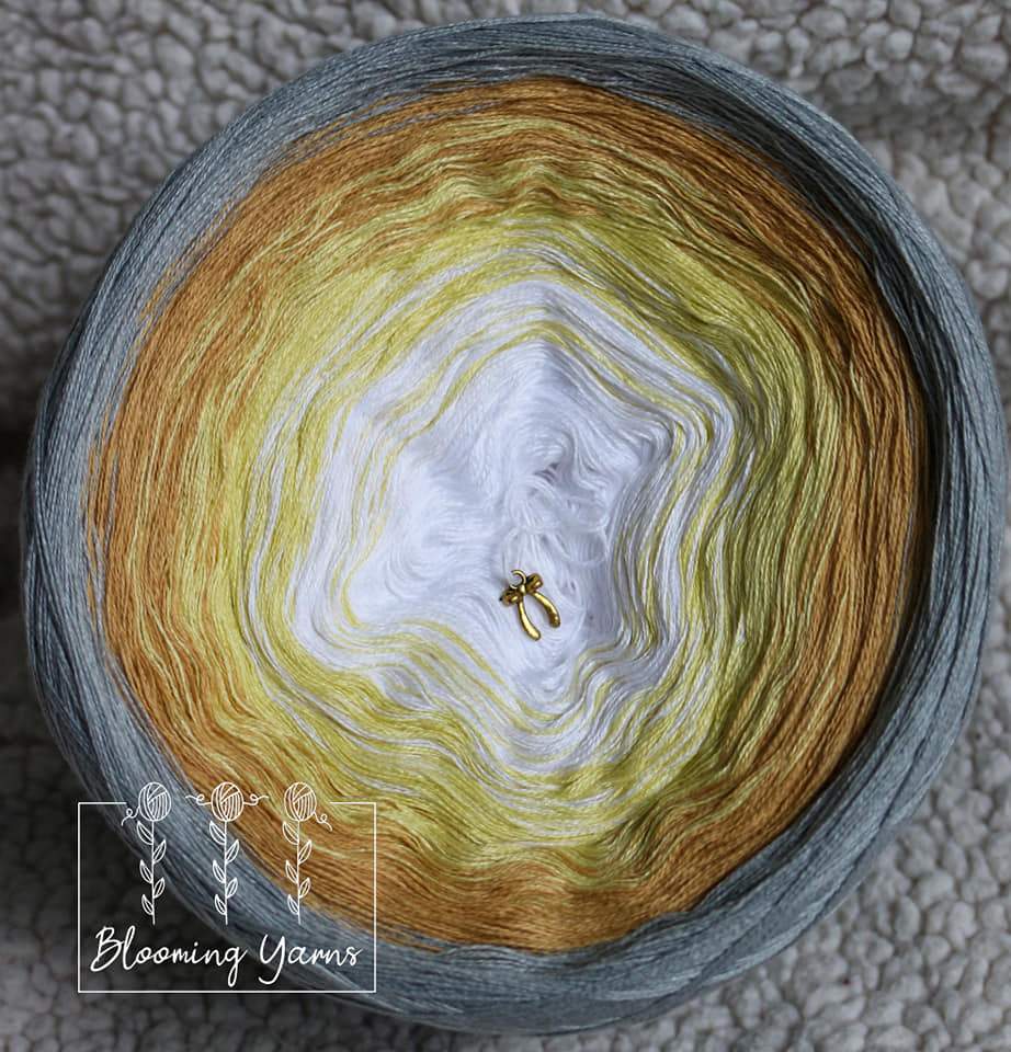 Gradient ombre yarn cake, colour combination C004